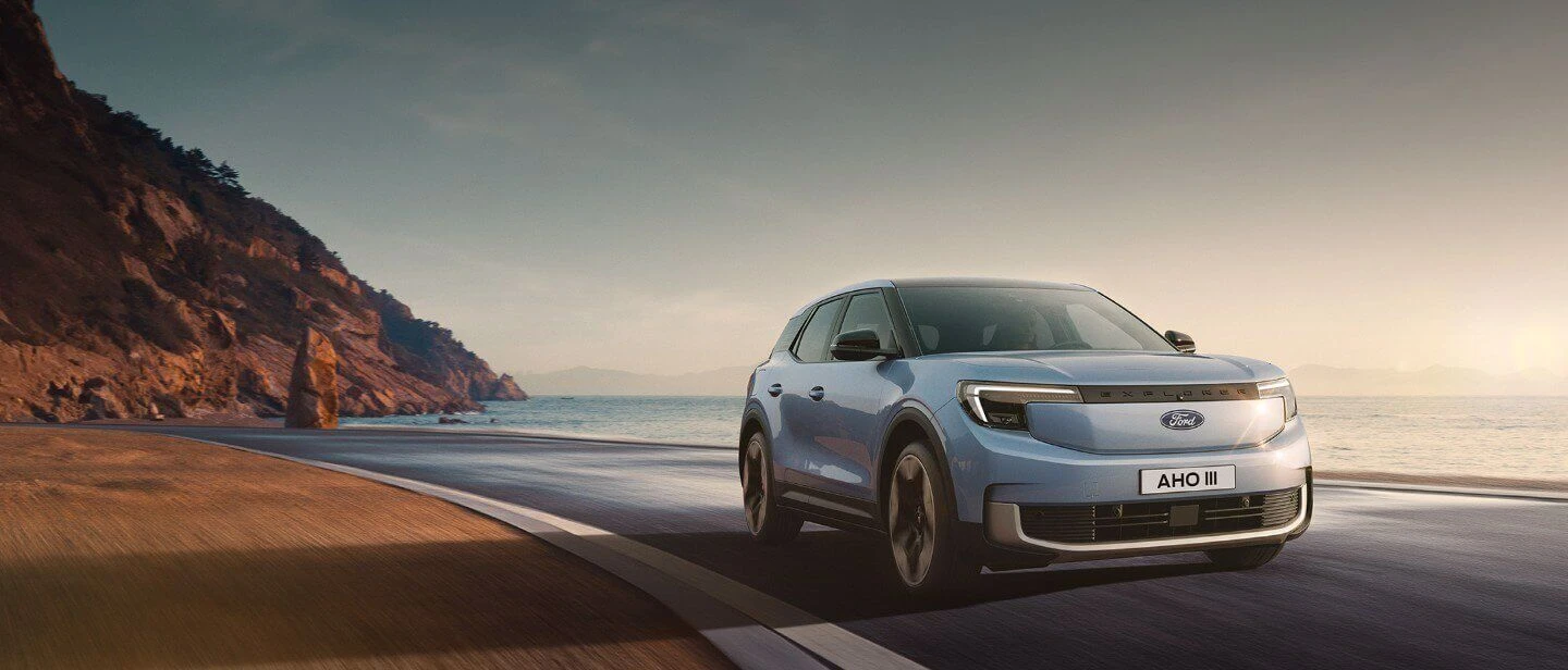 Atelier de carrosserie automobile, homme utilisant une polisseuse orbitale &eacute;lectrique sur le capot d'une berline noire