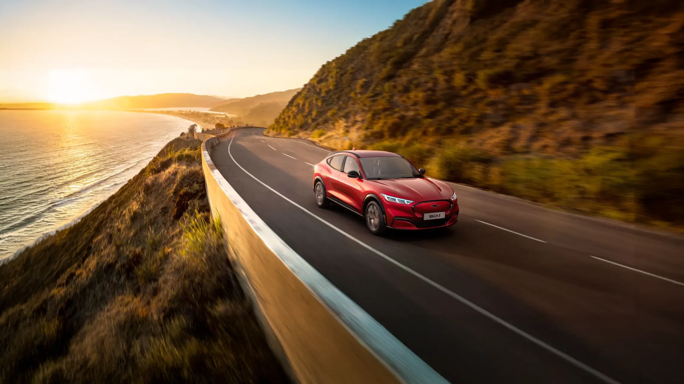 Concession automobile moderne avec baies vitrées