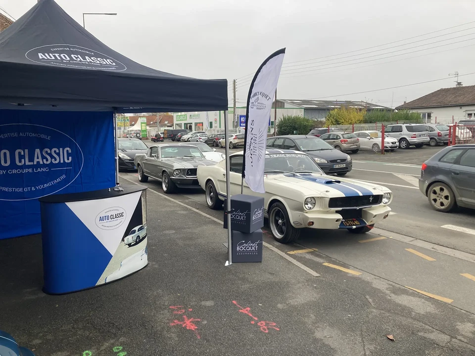 Atelier de réparation automobile avec capot ouvert révélant le compartiment moteur d'un camion rouge