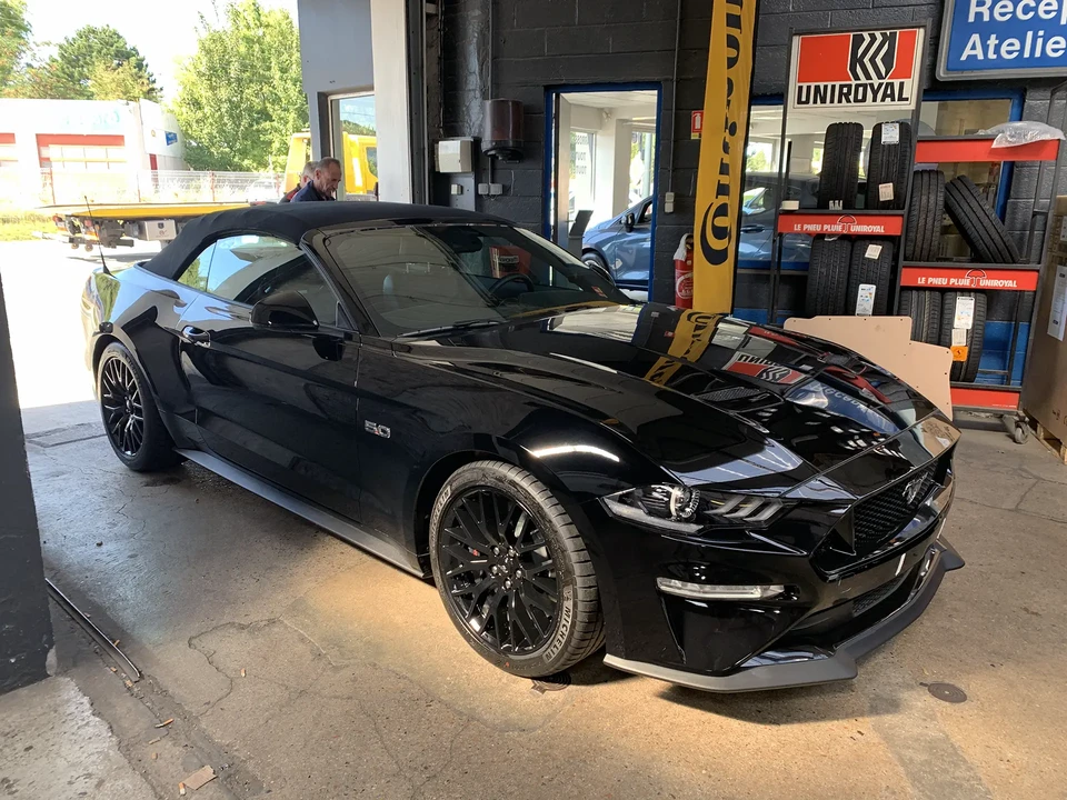 Vue ext&eacute;rieure d'une belle maison avec garage, panorama