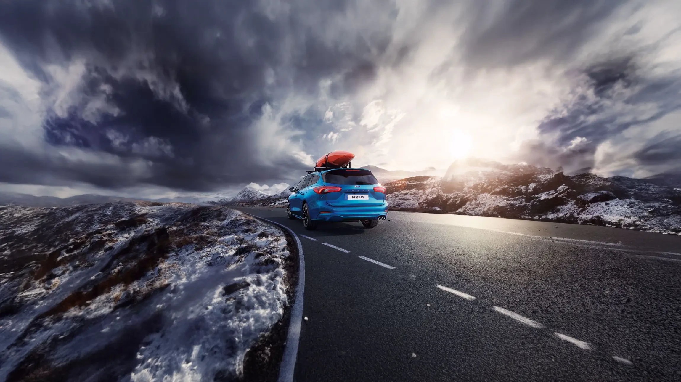 Extérieur automobile en plein jour, véhicule blanc stationné